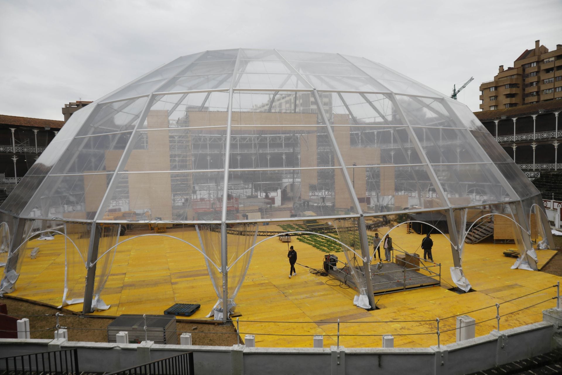 Imagen principal - Aspecto que presentaba la cúpula del Gijón Arena este viernes en El Bibio