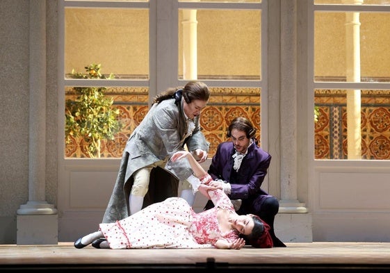 Don Basilio (Pablo García-López) y el conde de Almaviva (José Antonio López), con Susana (Mercedes Gancedo).