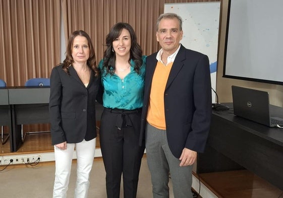 Tres de los autores del estudio: Nélida Conejo Jiménez y María Cruz Sousa Fraguas, de la Universidad de Oviedo, y Gustavo Rodríguez Fuentes, de la Universidad de Vigo. El cuarto autor es David Lastra, fisioterapeuta de la Fundación Hospital de Jove.