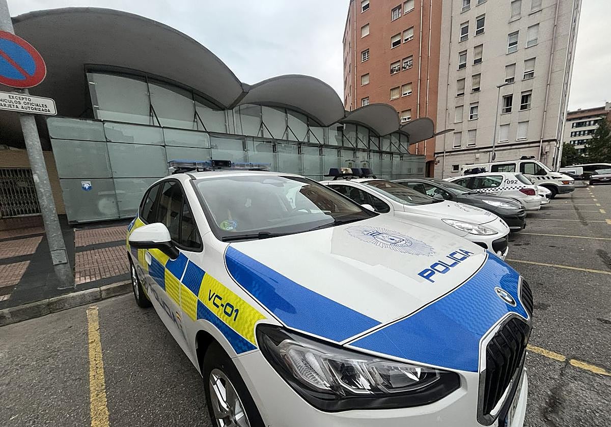 Un coche patrulla de la Policía Local de Siero ante las dependencias del cuerpo en La Pola.