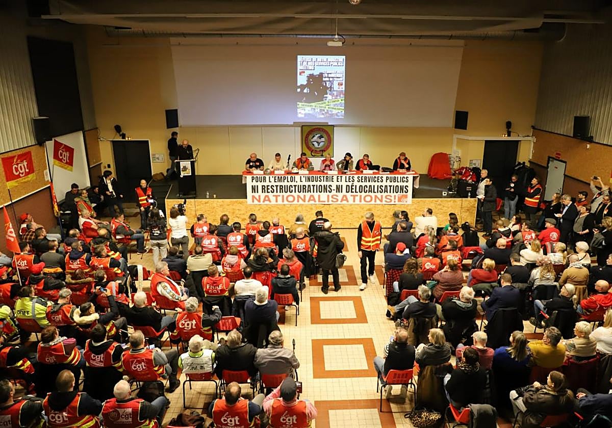 Asamblea de trabajadores de Arcelor convocada por el sindicato CGT, el jueves, en la localidad francesa de Dunkerque.