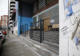 El cierre instalado en las escaleras de la Casa Sindical.