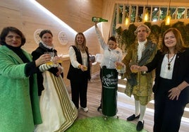 Su majestad, en Asturias. El Rey Carlos III y Doña Juana, dama de compañía de la infanta Isabel Clara Eugenia, con las presidentas de la DOP Casín y Afuega'l Pitu y la directora general de Agroalimentación, celebran la cultura sidrera asturiana. O. Villa
