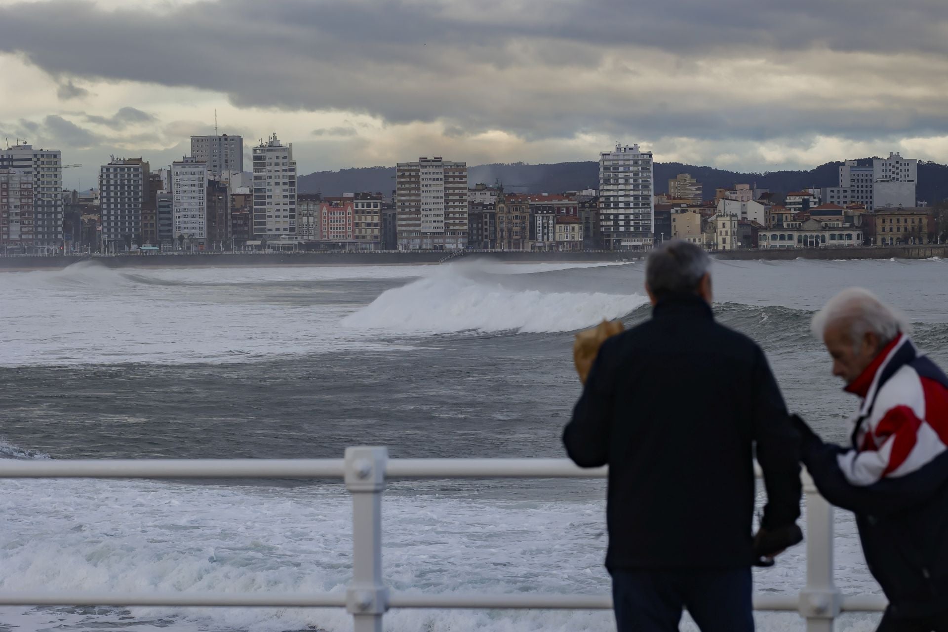 Lluvia y mucho viento en Asturias por la borrasca &#039;Herminia&#039;