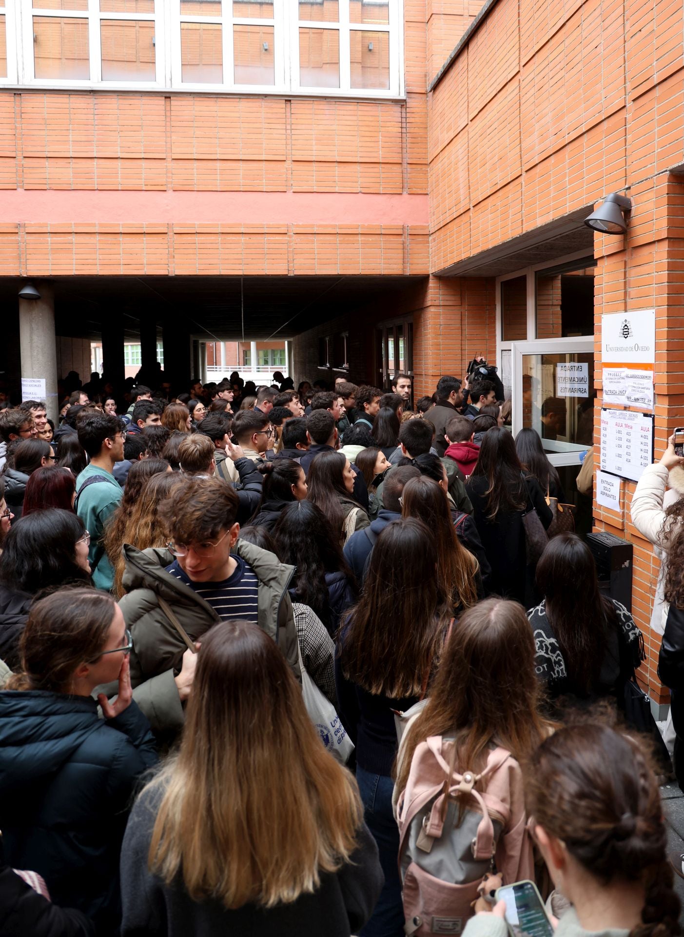 Casi dos mil aspirantes al MIR se examinan en Asturias