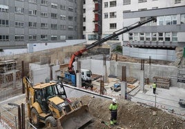 Máquinas trabajando en la ampliación del Hospital de Cabueñes en 2023.