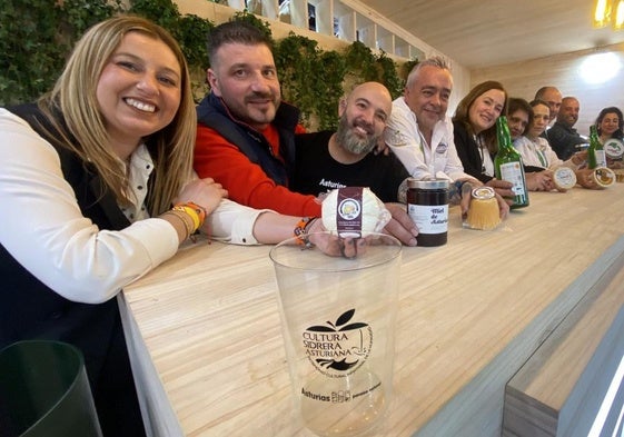 Los representantes del Principado y de las DOP e IGP asturianas presentes en Fitur, reunidos en el Rincón Sidrero con sus productos en torno a la Cultura Sidrera Asturiana.