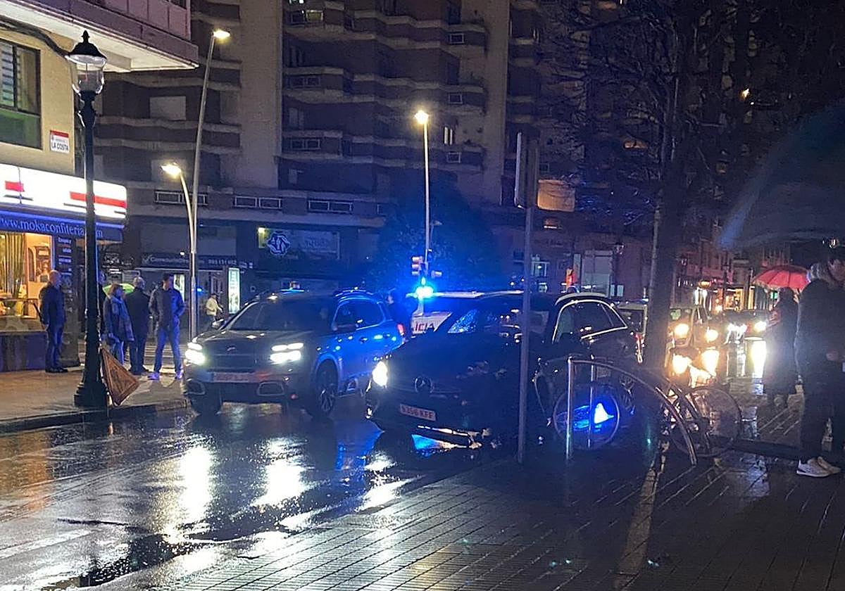 El coche con daños tras impactar contra la farola en avenida de la Costa.