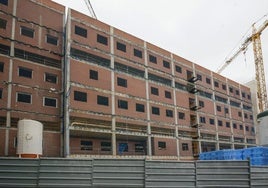 Estado actual del edificio de la ampliación del Hospital de Cabueñes, cuya obra ha quedado suspendida por la extinción del contrato.