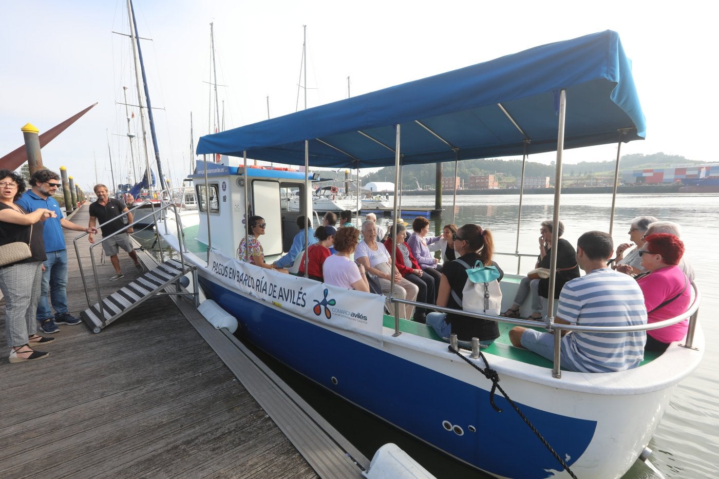 Los paseos turísticos en barco por la ría de Avilés ya se han consolidado como una actvidad muy demandada.