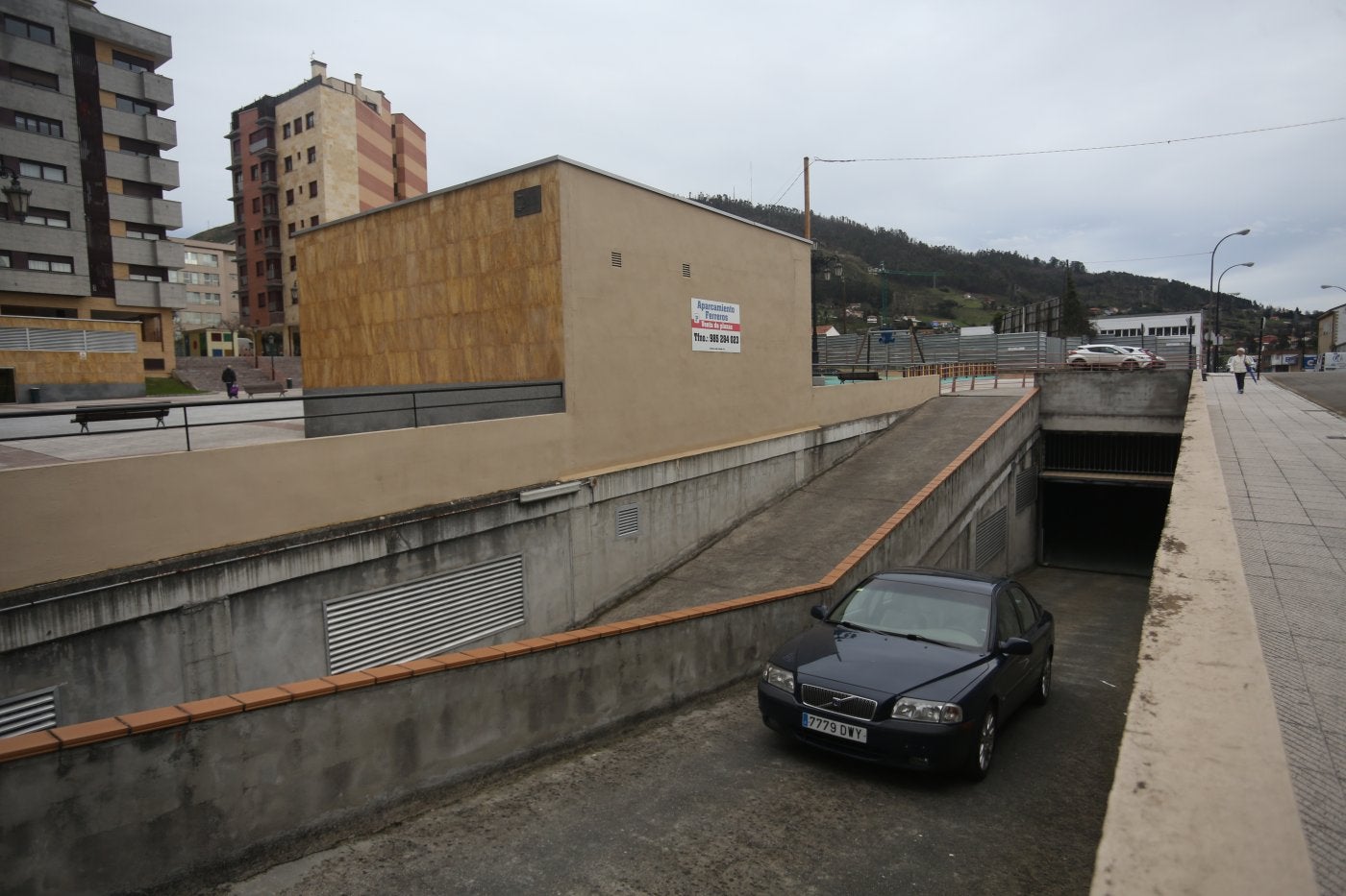 Un coche saliendo del aparcamiento de Ferreros, en Ciudad Naranco.