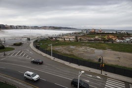 Estado actual de los terrenos de la Ería del Piles, tras los últimos derribos, en la confluencia de la avenida José García Bernardo con la carretera de Piles-Infanzón..