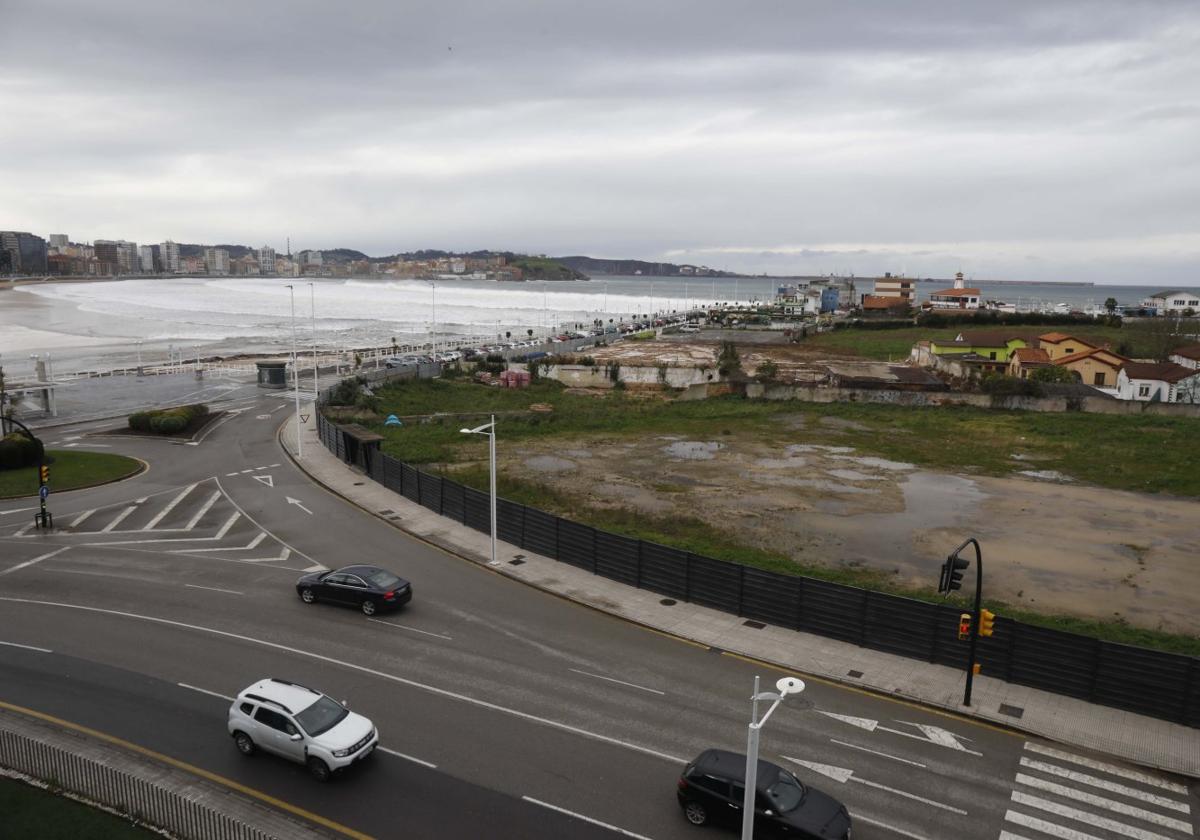 Estado actual de los terrenos de la Ería del Piles, tras los últimos derribos, en la confluencia de la avenida José García Bernardo con la carretera de Piles-Infanzón..