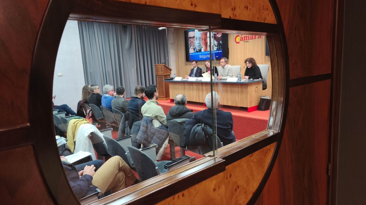 Arkaitz Arbaizagoita, Patricia Val, Ovidio Zapico y Susana González, en las jornadas sobre vivienda celebradas en la Cámara de Comercio de Oviedo.