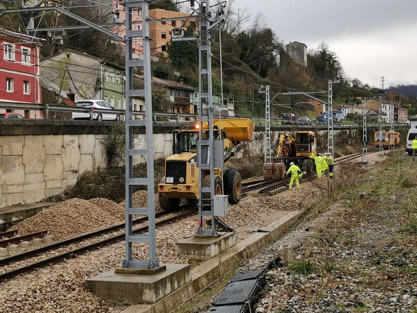 Obras para culminar el soterramiento de las vías del tren en Langreo a la altura de la estación de Sama-Los Llerones.