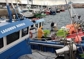 En la foto, barcos amarrados en el puerto de Gijón. En el vídeo, fuertes rachas de viento este lunes en Gijón.