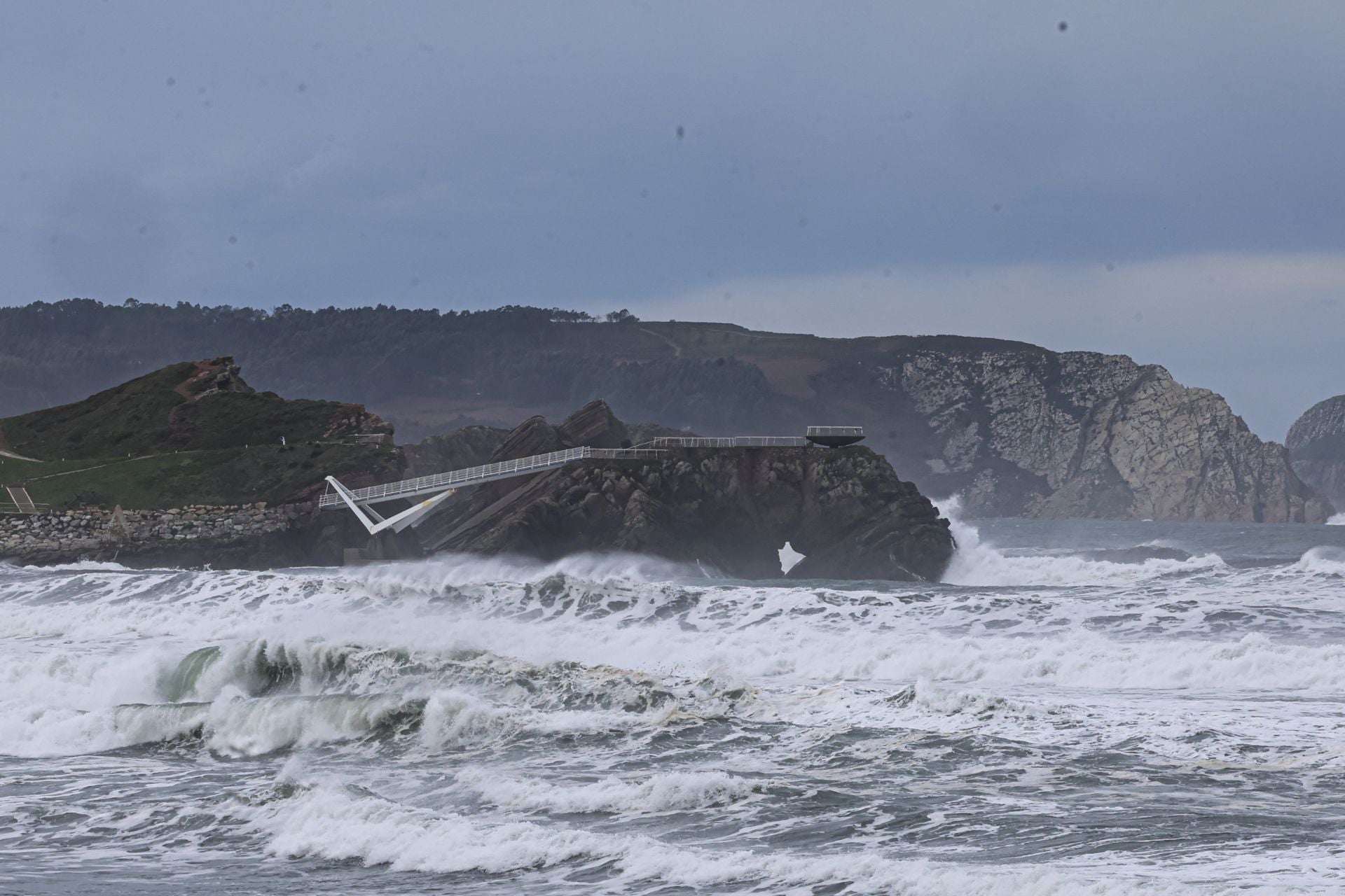 La borrasca &#039;Herminia&#039; golpea Asturias: los efectos del fuerte viento