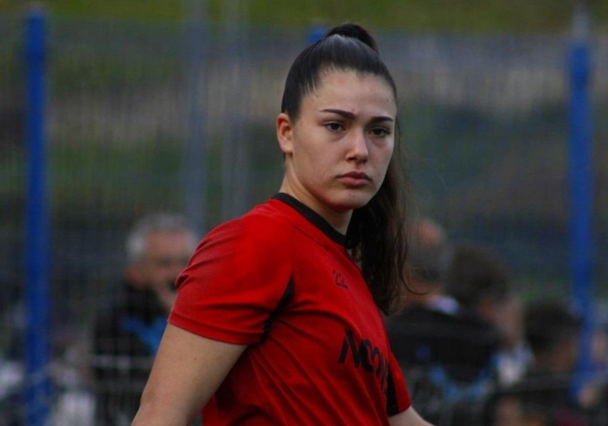 Isa, en un partido del Real Avilés Femenino.