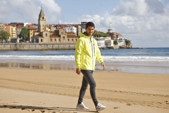 Nacho Cases, en la playa de San Lorenzo.