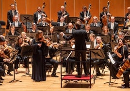 La Concertgebouw Orchestra de Ámsterdam dirigida por Mäkelä y la violinista Janine Jansen, anoche, en Oviedo.