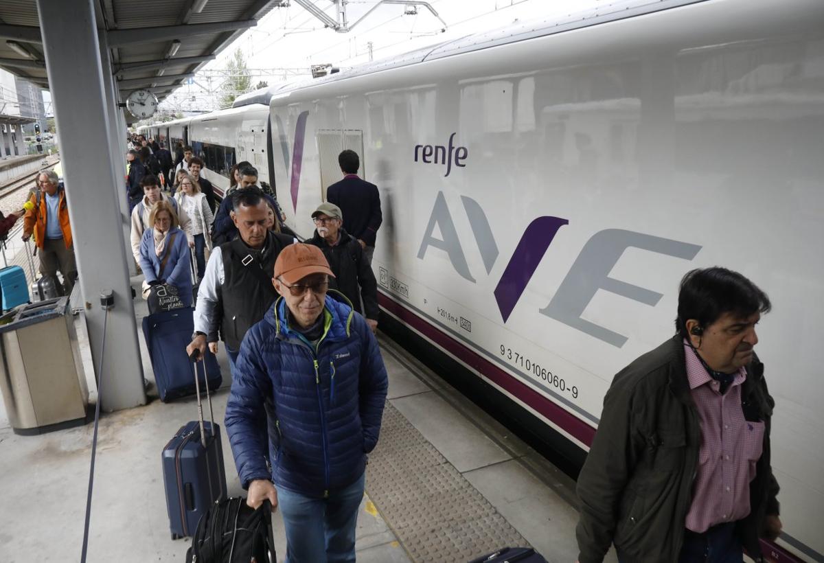 Viajeros llegados a Gijón en el primer servicio AVE operado hacia Asturias, el 21 de mayo pasado.