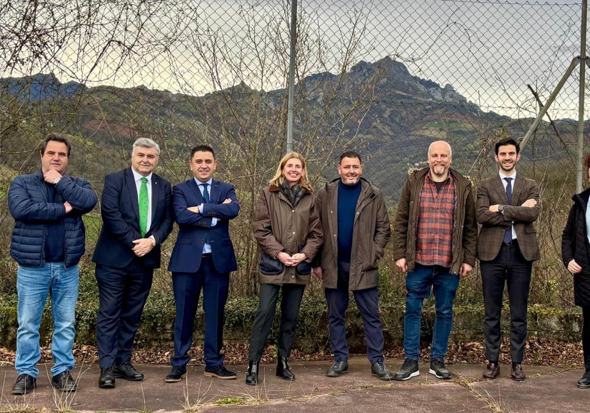 Representantes de la Fundación Caja Rural Asturias y de la Asociación de Vecinos de Canzana, de Laviana.