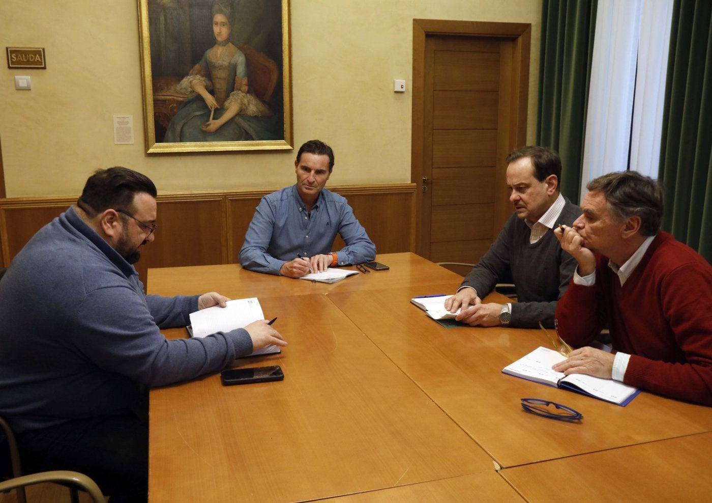 Juan Antonio Rodríguez-Pládano (Santa Vera Cruz), el edil Jorge González-Palacios, Ignacio Alvargonzález (Santa Misericordia) y Alejandro Vallaure (Santo Sepulcro), en el Consistorio.