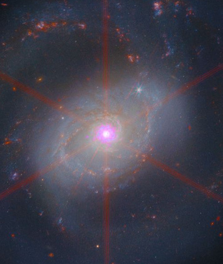 Imagen secundaria 2 - En la primera foto, comparación entre una imagen obtenida por el James Webb y otra del Hubble de la Galaxia del Sombrero. En la segunda, comparación entre imágenes logradas por ambos telescopios espaciales de un clúster de galaxias. Y en la tercera, como rectas rojizas, las líneas de difracción dobles son visibles en esta imagen de la galaxia NGC 7469 obtenida por el James Webb. 