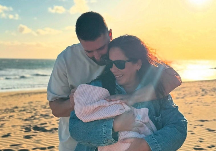 Anabel Pantoja y David Rodríguez, junto a su hija Alma.