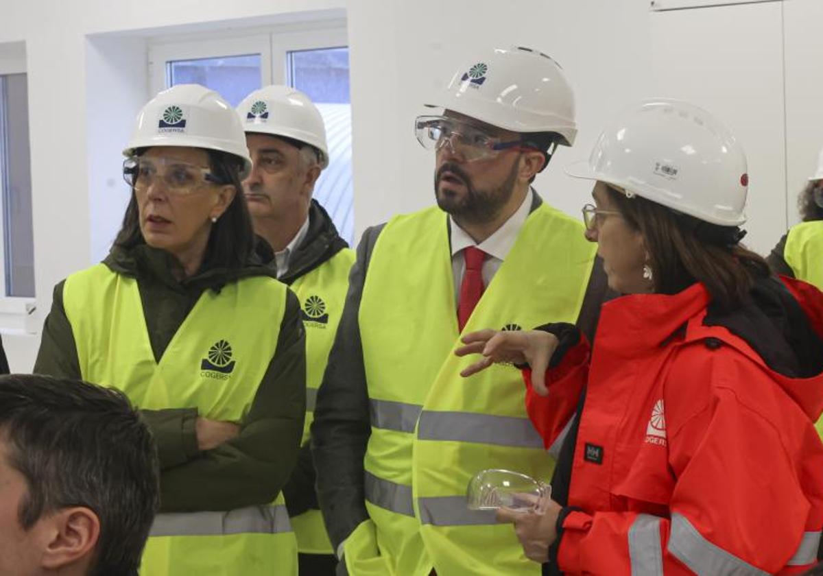 La consejera de Transición Ecológica, Nieves Roqueñí, el presidente del Principado, Adrián Barbón, y la gerente de Cogersa, Paz Orviz, durante la inauguración de la planta de basura bruta, el 18 de enero de 2024.