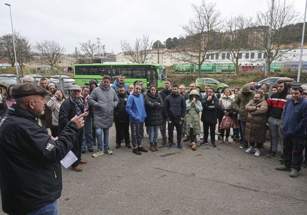 Los integrantes de las peñas del Antroxu de Avilés escucharon las indicaciones antes de entrar a una de las naves.