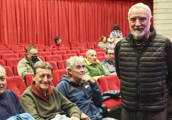 Isidoro Rodríguez, a la derecha, junto a amigos y aficionados.