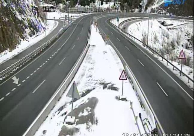 Nieve en la autopista del Huerna.