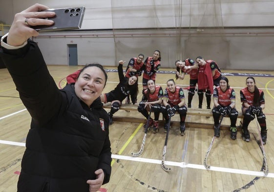 La entrenadora Natasha Lee se hace un selfi con sus jugadoras del equipo sénior femenino del Telecable Gijón Hockey.