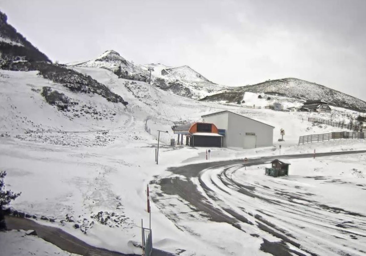 Nieve acumulada en la estación de Valgrande-Pajares esta mañana.