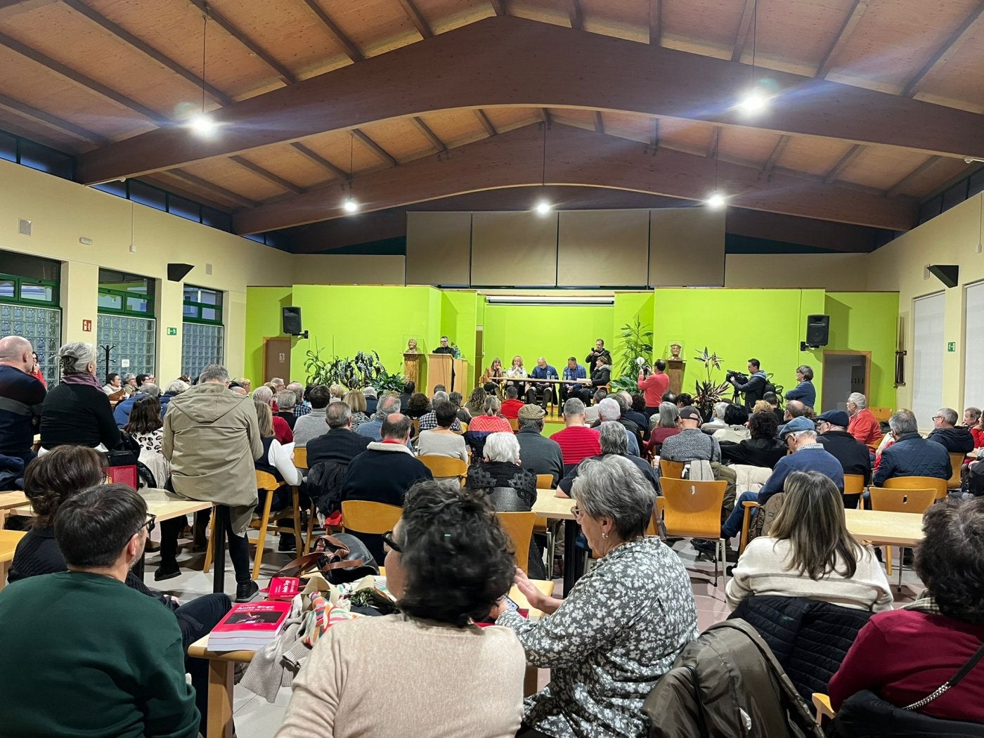 Presentación de la biografía 'Anita Sirgo. Instinto de clase' en el el centro social de Lada, en Langreo.