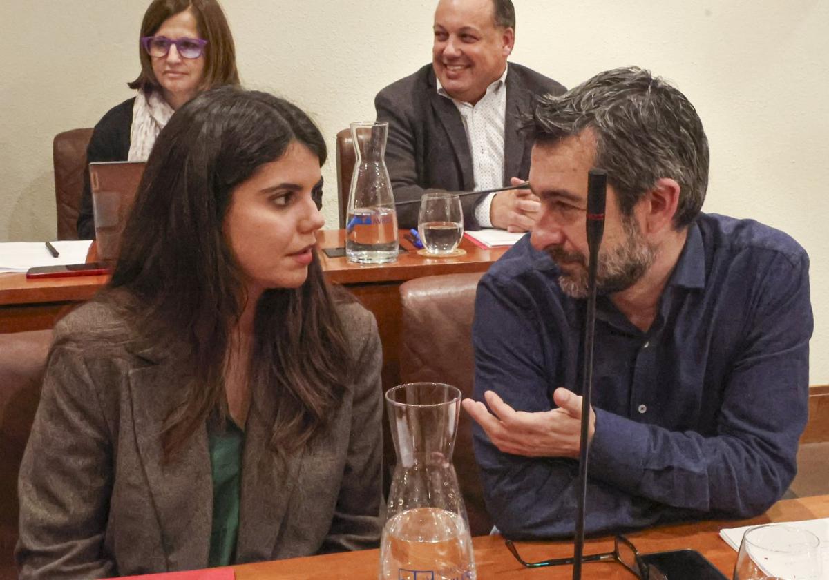 Raquel Ruiz atiende unas explicaciones de Manuel Campa antes de comenzar el pleno municipal.