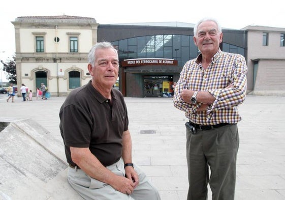 Joaquín Cipitria, a la izquierda, con su también fallecido hermano Secundino delante del Museo del Ferrocarril en 2013.