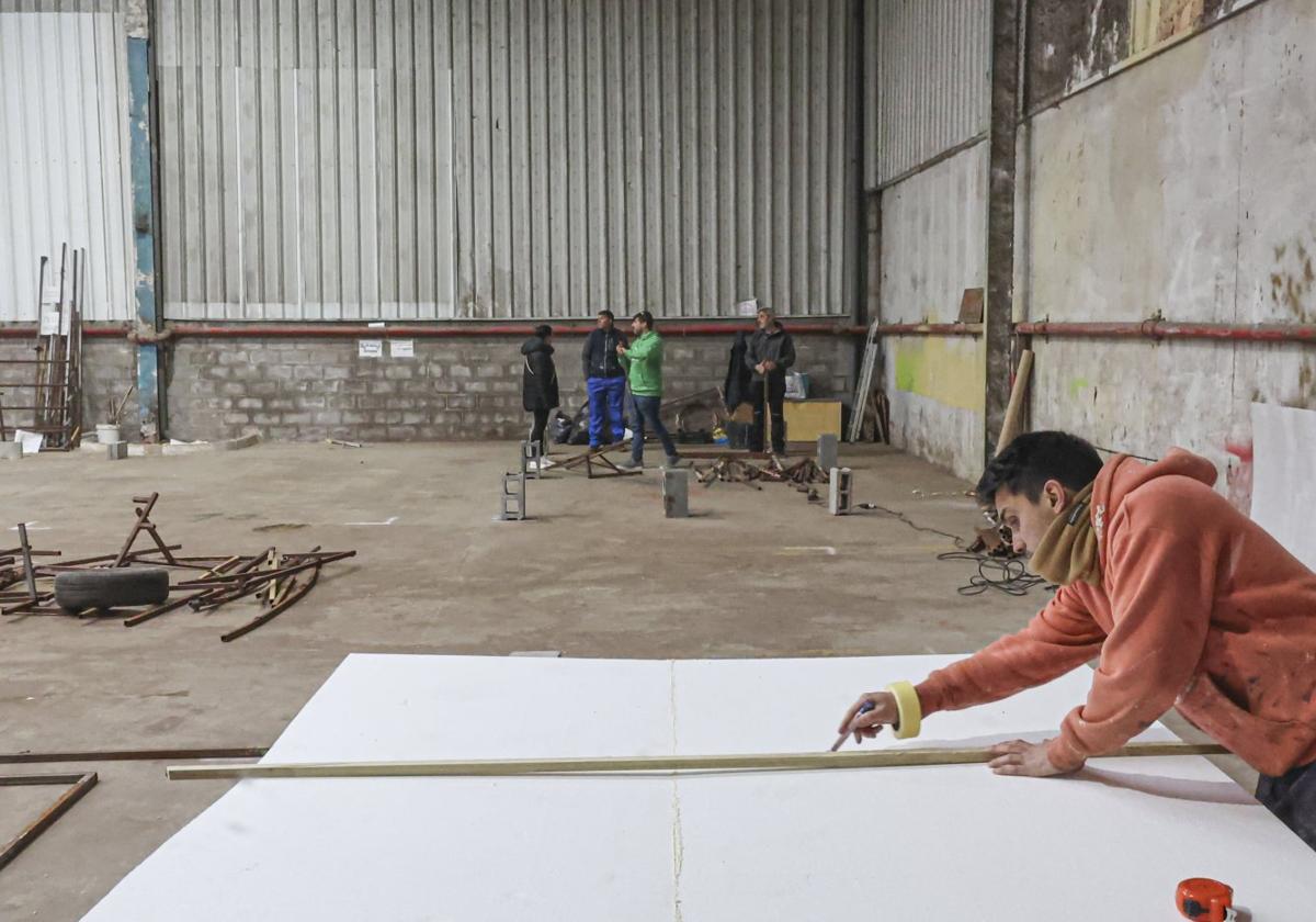 Solo algunas peñas del Antroxu de Avilés se pusieron a trabajar en la fabricación de artilugios para el Descenso de Galiana.