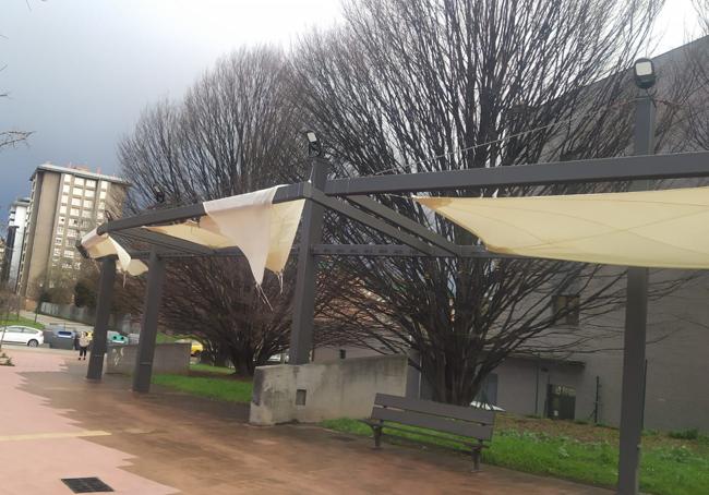 Pérgola destrozada en la Clara Ferrer.