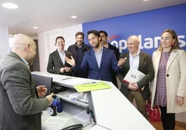 Andrés Ruiz, con parte de su equipo, el día que presentó los avales a su candidatura en la sede del Partido Popular de Gijón.