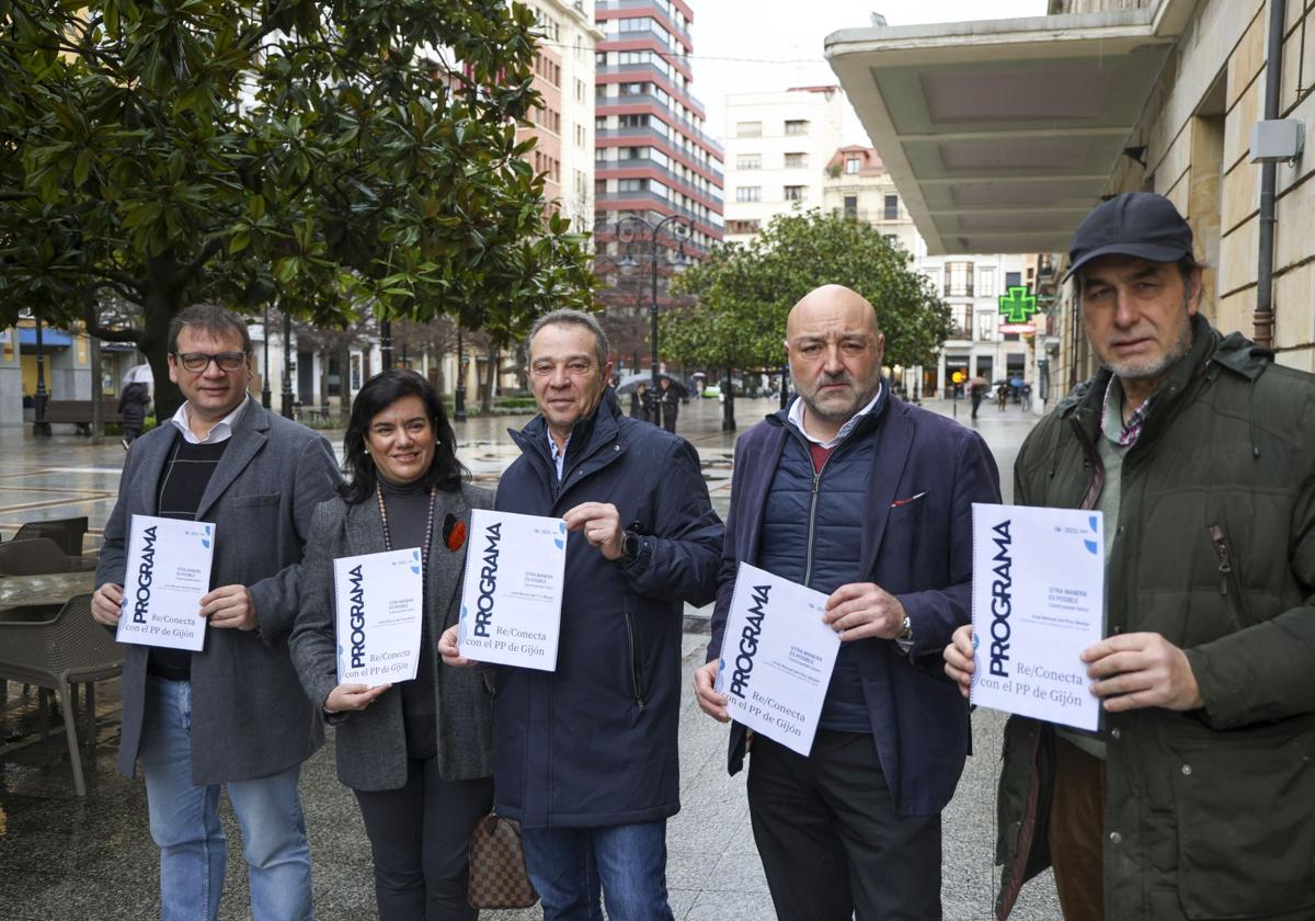 José Manuel del Pino, en el centro, presentó este miércoles el programa con el que se presenta a la presidencia del PP de Gijón.