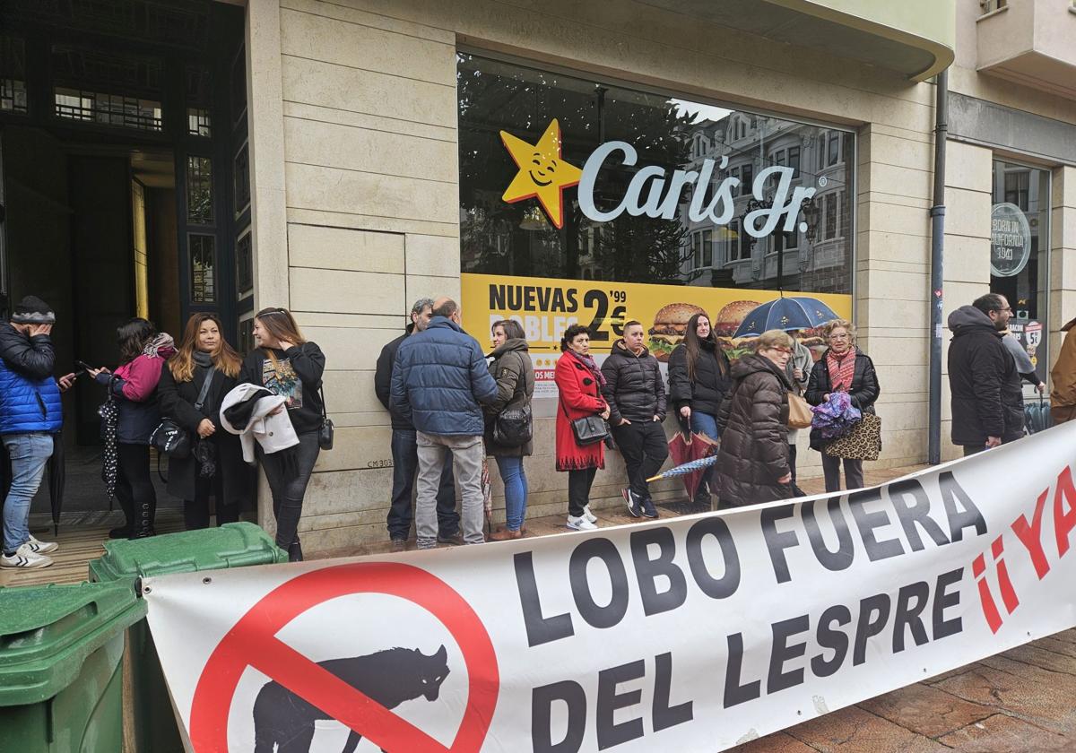 Los ganaderos protestan frente al parlamento de Asturias: «Exigiremos por vía judicial parar el protocolo»