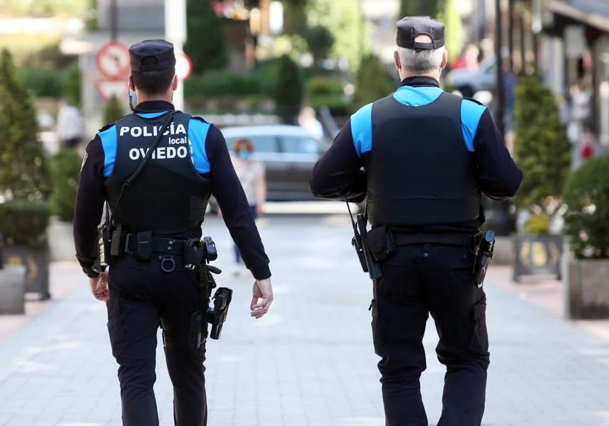 Dos agentes de la Policía Local de Oviedo.