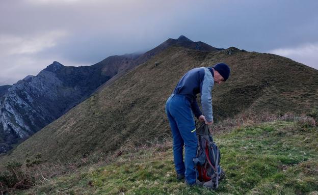 Primera cumbre del día: el Cogollu. Al fondo asoma la silueta del Facéu, al que nos dirigimos recorriendo la cresta