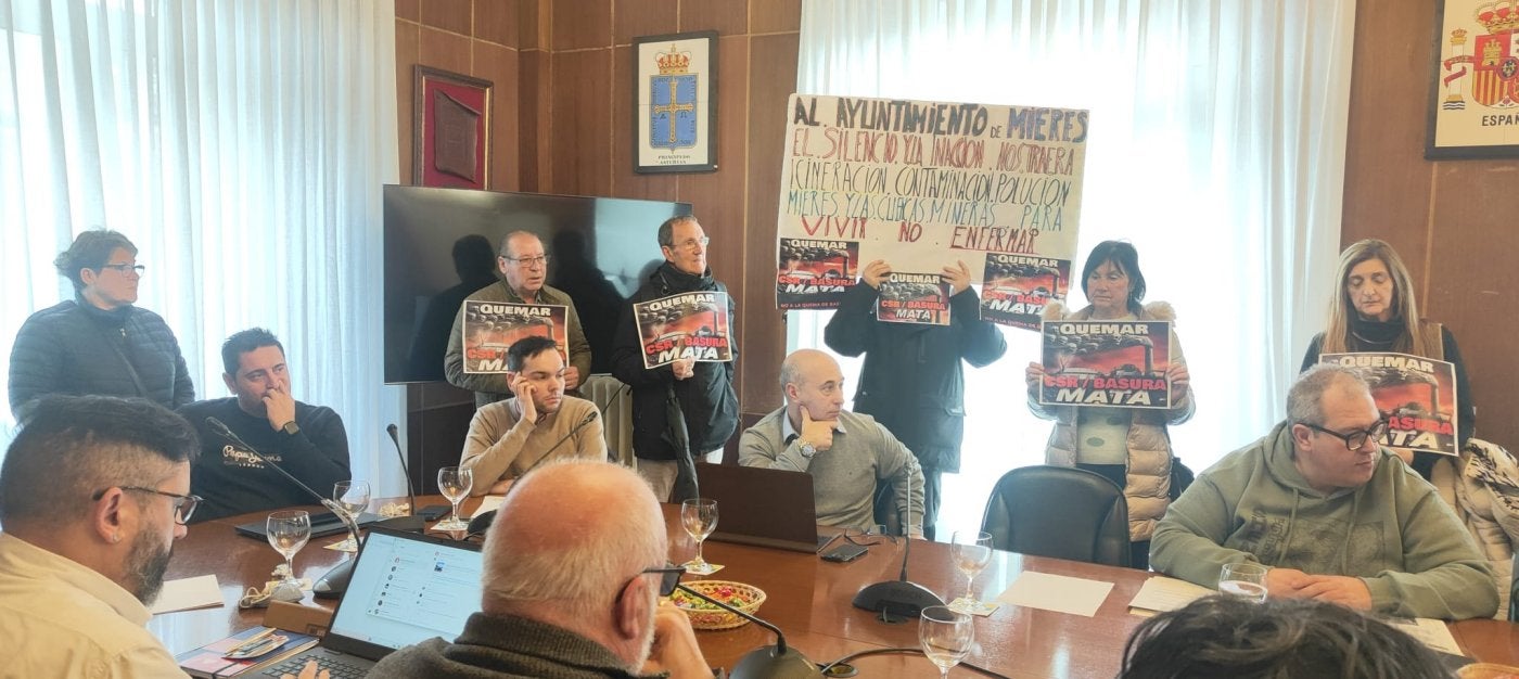 Integrantes de la plataforma vecinal contra la quema de basura en la Pereda, ayer en el pleno mierense.