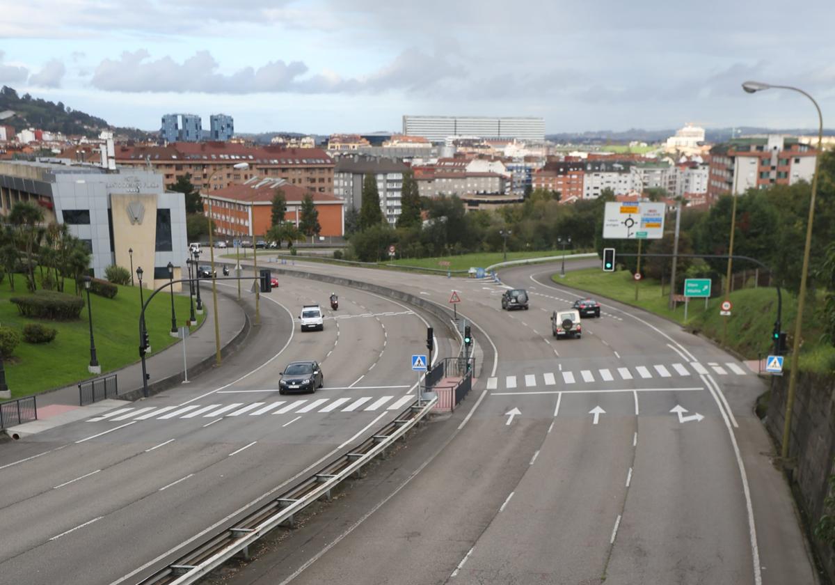 Varios coches circulan por la Ronda Sur.