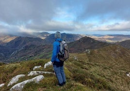 Duranre casi 16 kilómetros, esta ruta traza un circuito muy interesante por la sierra del Frieru y se sube a varios montes de este cordal, dando un guapo paseo por su cresta y sus colladas de altura