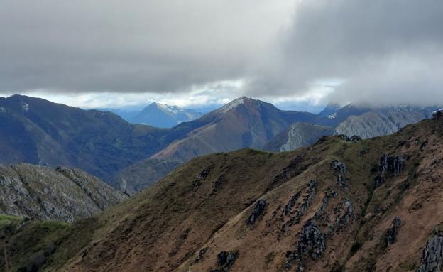 Mirando hacia la zona del Maoñu, espectacular desde estas perspectivas