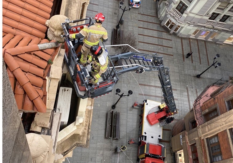 Los bomberos durante la intervención en un edificio de la calle Corrida.